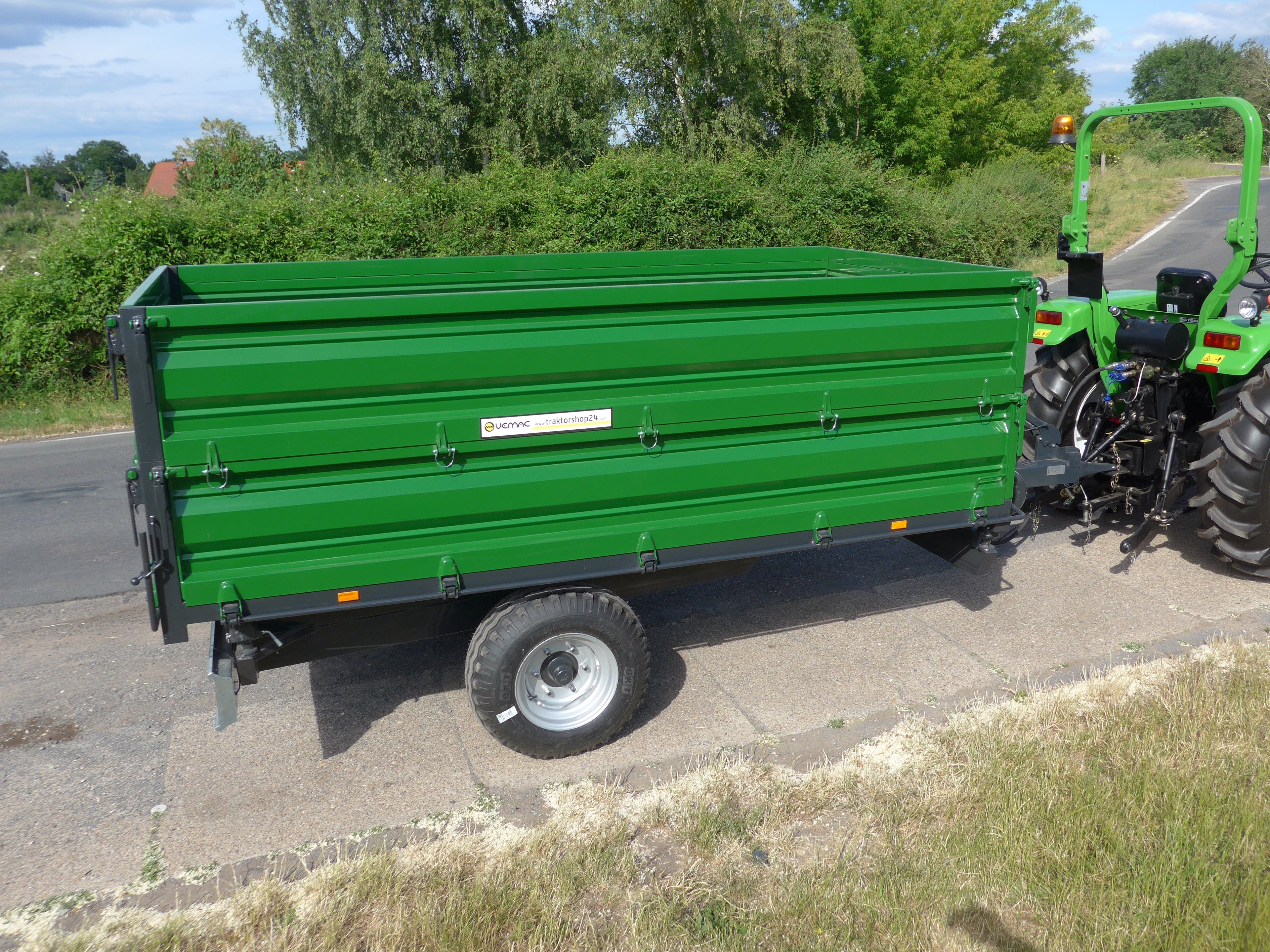 Benne basculante tridirectionnelle à un essieu