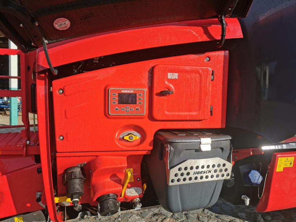 Distributeur d'angrais/pulvérisateur  d'engrais trainé Horsch 8 GS