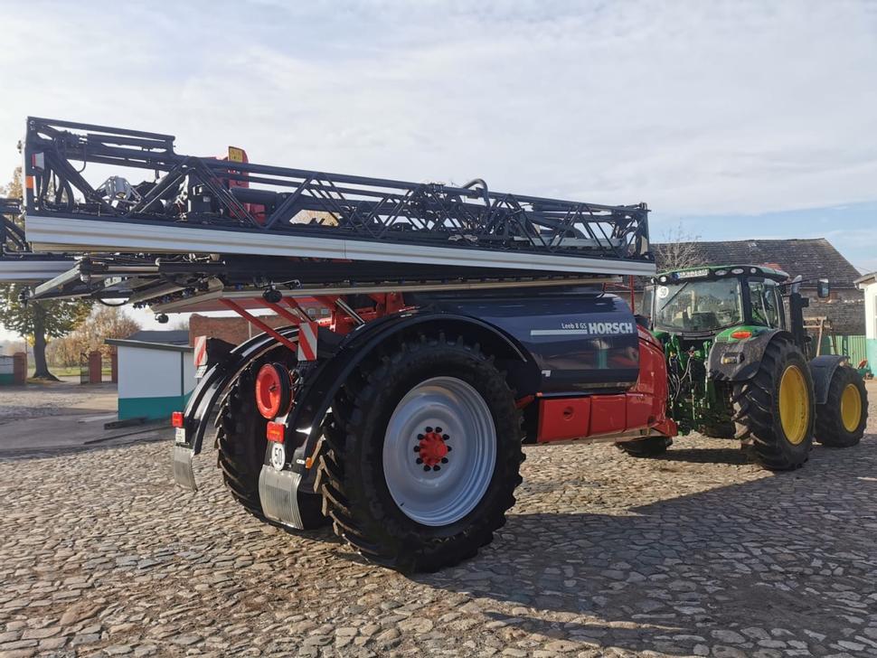 Distributeur d'angrais/pulvérisateur  d'engrais trainé Horsch 8 GS