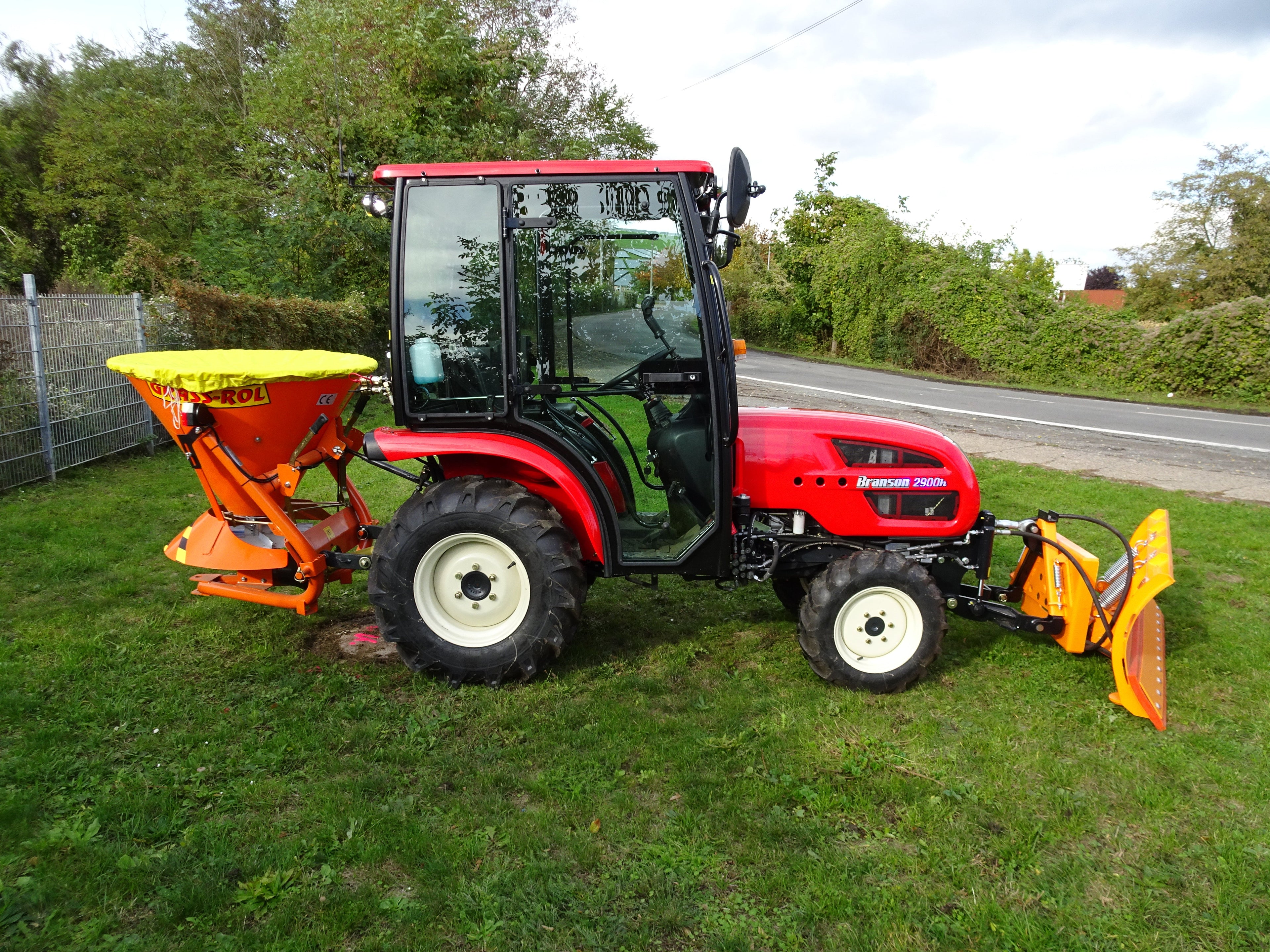 Branson 2900H 28 ch hydrostatique, véhicule neuf, cabine, service hivernal