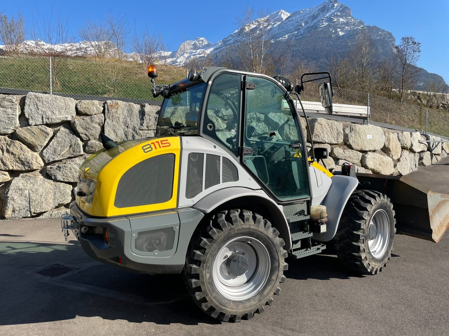 chargeuse pneumatique Kramer 8115